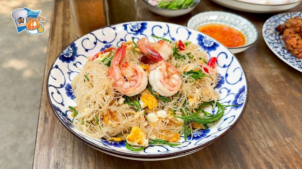 เส้นหมี่ผัดชะอมกุ้ง หอมกลิ่นชะอม ผัดแห้งกำลังดี กุ้งตัวโตเต็มคำ<br>